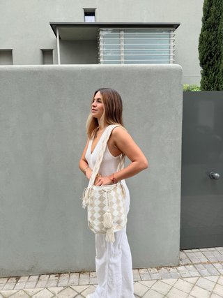 Bolso Wayuu tejido beige y blanco
