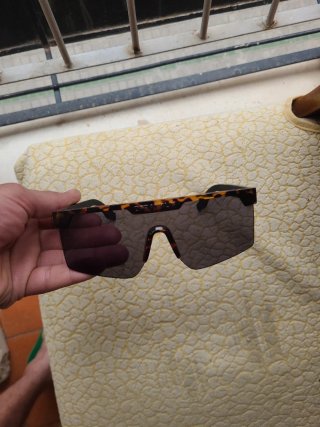 Gafas de sol negras y marrones