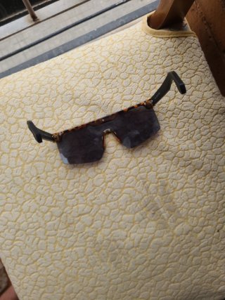 Gafas de sol negras y marrones