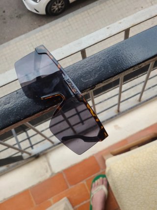 Gafas de sol negras y marrones