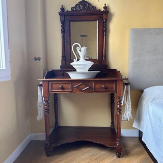Antiguo mueble lavabo madera con espejo