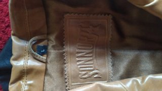 Chaqueta de cuero marrón,aire retro.tiene muchos s