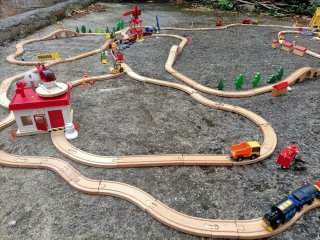 Tren de madera con accesorios