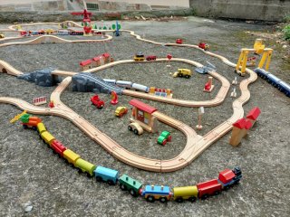 Tren de madera con accesorios
