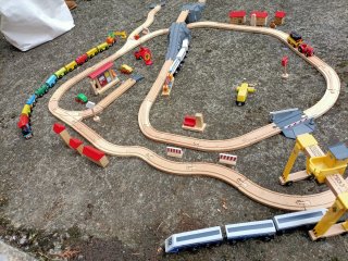 Tren de madera con accesorios