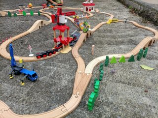 Tren de madera con accesorios