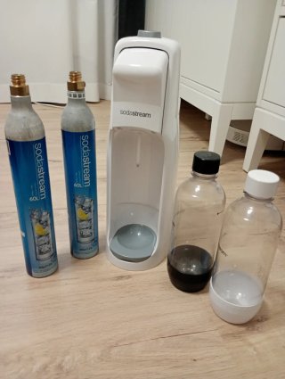 Máquina Sodastream con 2 bombonas y dos botellas