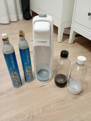Máquina Sodastream con 2 bombonas y dos botellas