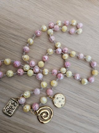 Collana con ciondoli estate rosa gialla