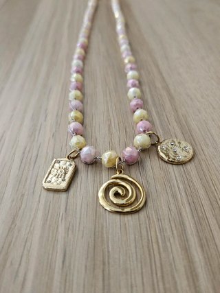 Collana con ciondoli estate rosa gialla