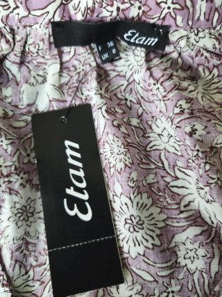 Blusa Etam floral morada y blanca
