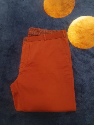 Pantalón  hombre rojo.