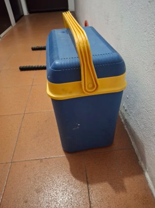 Nevera azul y amarilla