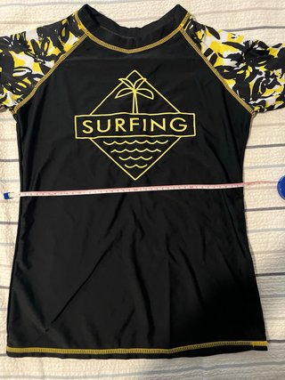 Licra de surf negra y amarilla