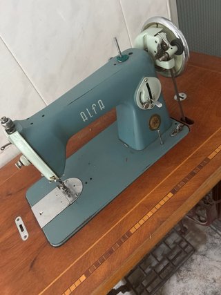 Máquina de coser antigua de madera