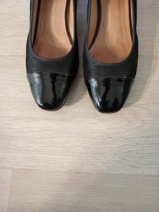 Zapatos de tacón negros textura charol