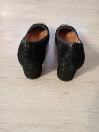 Zapatos de tacón negros textura charol