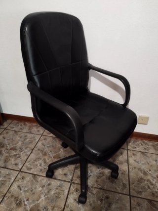 Silla de oficina polipiel negra