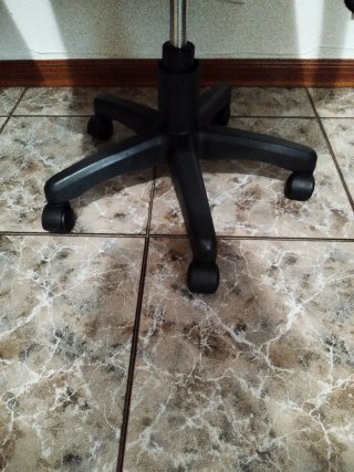 Silla de oficina polipiel negra