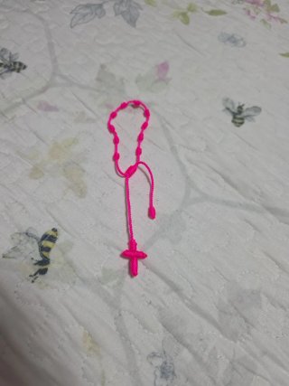 Pulsera rosa con cruz