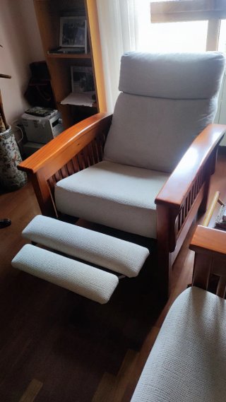 Butaca reclinable de tela y madera