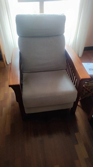 Butaca reclinable de tela y madera