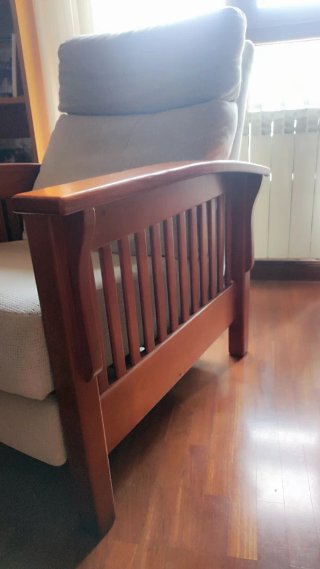 Butaca reclinable de tela y madera