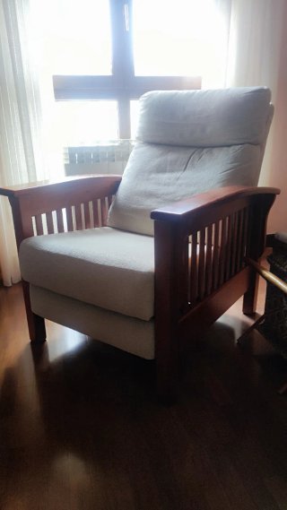 Butaca reclinable de tela y madera