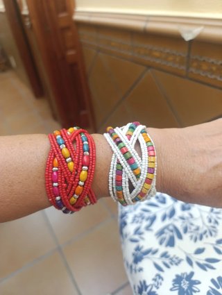 Juego 5 pulseras hechas a mano una blanca y 4 roja