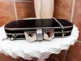 Bolso de fiesta negro con lazo plateado