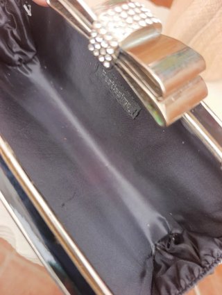 Bolso de fiesta negro con lazo plateado