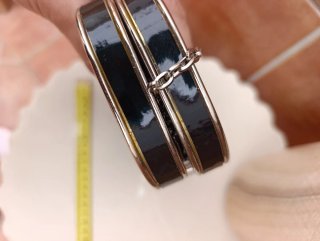 Bolso de fiesta negro con lazo plateado