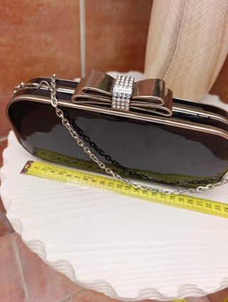 Bolso de fiesta negro con lazo plateado
