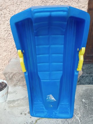 Trineo azul con cuerda