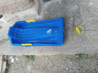 Trineo azul con cuerda