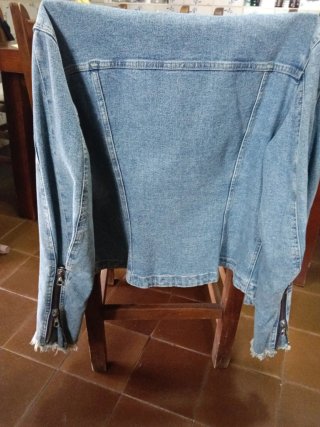 Chaqueta vaquera con cremalleras y adornos