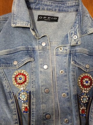 Chaqueta vaquera con cremalleras y adornos