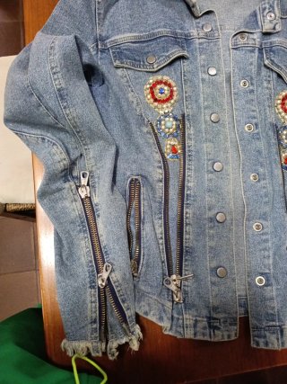 Chaqueta vaquera con cremalleras y adornos