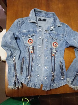 Chaqueta vaquera con cremalleras y adornos
