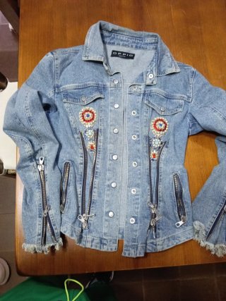 Chaqueta vaquera con cremalleras y adornos