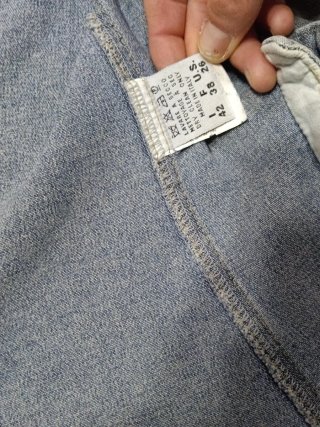 Chaqueta vaquera con cremalleras y adornos