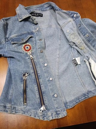 Chaqueta vaquera con cremalleras y adornos