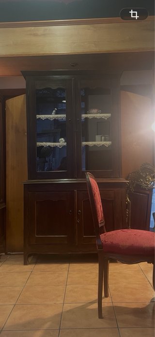 Antigua Vitrina de madera con puertas de cristal