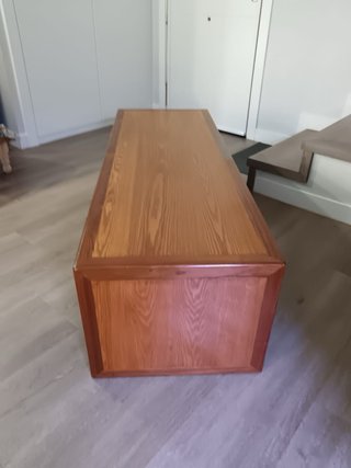 Mueble bajo de madera con cajones. Falta 1 tirador