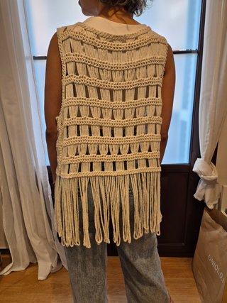 Chaleco macramé beige flecos talla única