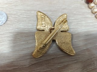 Broche vintage mariposa dorado y morado.
