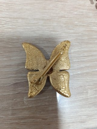 Broche vintage mariposa dorado y morado.