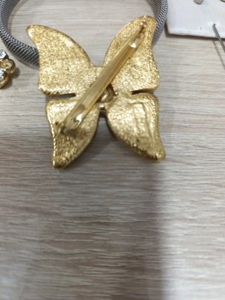 Broche vintage mariposa dorado y morado.