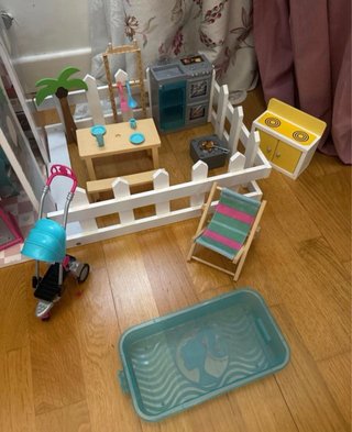 Casa de muñecas de madera con muebles