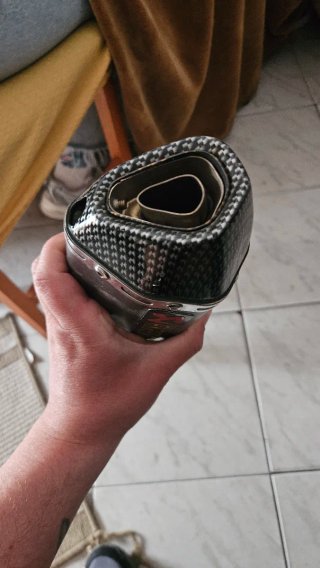 Cola de escape Akrapovič carbono